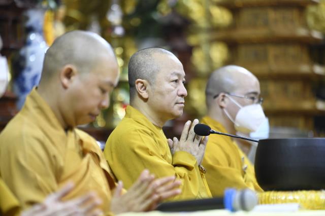 Chú rể Thanh Lâm (PD. Giác Ngộ) và cô dâu Ngọc Trang (PD. Chúc Nghiêm) nên nghĩa vợ chồng qua nghi thức hằng thuận