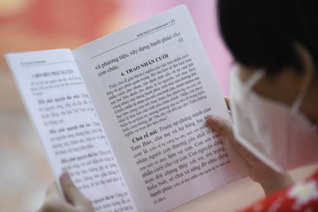 Trao nhẫn cho nhau trước điện Phật: Lễ hằng thuận của chú rể Văn Hoàn (PD. Thiên Tâm) và cô dâu Quỳnh Hoa (PD. Diệu Thiện)