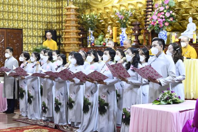 Chú rể Thanh Lâm (PD. Giác Ngộ) và cô dâu Ngọc Trang (PD. Chúc Nghiêm) nên nghĩa vợ chồng qua nghi thức hằng thuận