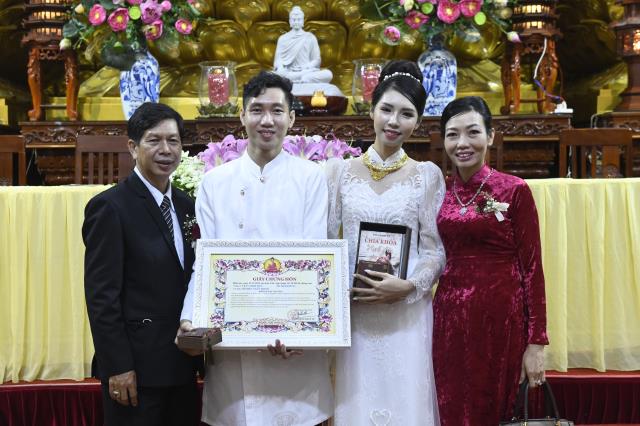 Chú rể Minh Tiến (PD. Minh Dũng) và cô dâu Ngân Trinh mở cửa hôn nhân từ lễ hằng thuận