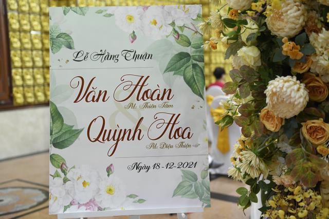 Trao nhẫn cho nhau trước điện Phật: Lễ hằng thuận của chú rể Văn Hoàn (PD. Thiên Tâm) và cô dâu Quỳnh Hoa (PD. Diệu Thiện)