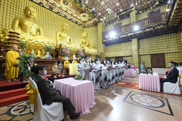 Chú rể Thanh Lâm (PD. Giác Ngộ) và cô dâu Ngọc Trang (PD. Chúc Nghiêm) nên nghĩa vợ chồng qua nghi thức hằng thuận