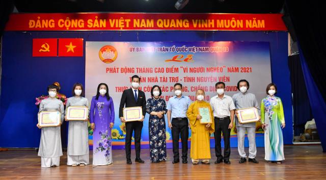 Quỹ ĐPNN - Chùa Giác Ngộ đóng góp 100 triệu đồng vào Quỹ “Vì người nghèo” năm 2021 của UBMTTQVN Q.10
