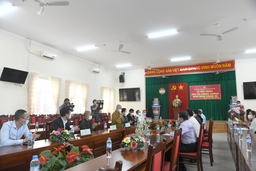 Chùa Giác Ngộ - Quỹ ĐPNN ủng hộ thiết bị y tế, thực phẩm cho tỉnh Đồng Nai với ước tính tổng trị giá 819 triệu đồng