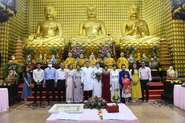 Trao nhẫn cho nhau trước điện Phật: Lễ hằng thuận của chú rể Văn Hoàn (PD. Thiên Tâm) và cô dâu Quỳnh Hoa (PD. Diệu Thiện)