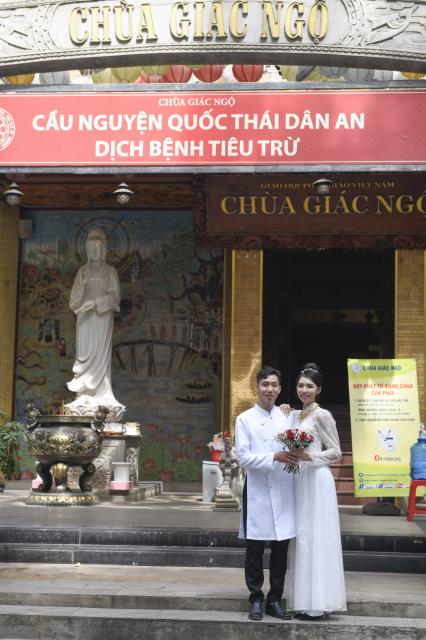 Chú rể Minh Tiến (PD. Minh Dũng) và cô dâu Ngân Trinh mở cửa hôn nhân từ lễ hằng thuận