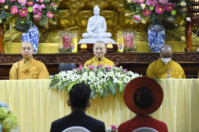 Chú rể Thanh Lâm (PD. Giác Ngộ) và cô dâu Ngọc Trang (PD. Chúc Nghiêm) nên nghĩa vợ chồng qua nghi thức hằng thuận