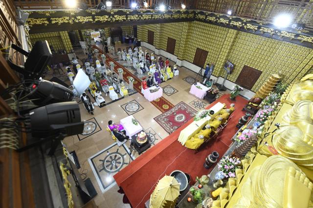 Chú rể Thanh Lâm (PD. Giác Ngộ) và cô dâu Ngọc Trang (PD. Chúc Nghiêm) nên nghĩa vợ chồng qua nghi thức hằng thuận