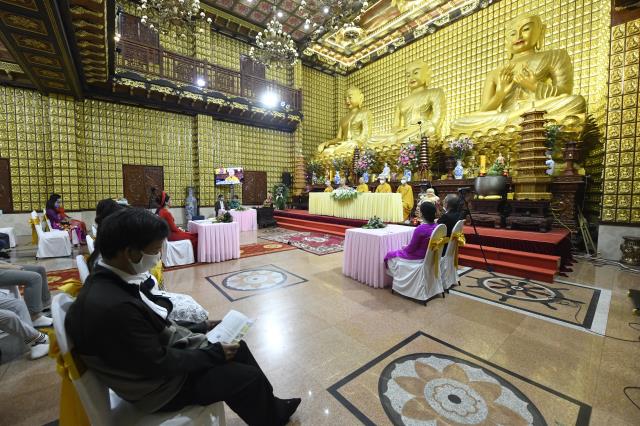 Chú rể Thanh Lâm (PD. Giác Ngộ) và cô dâu Ngọc Trang (PD. Chúc Nghiêm) nên nghĩa vợ chồng qua nghi thức hằng thuận