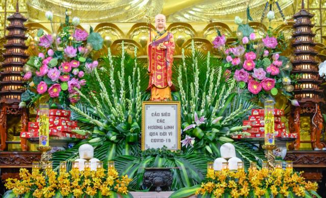 Chùa Giác Ngộ thắp nến tưởng niệm hơn 23.000 nạn nhân đã mất vì Covid-19