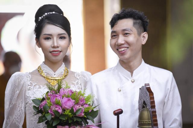 Chú rể Minh Tiến (PD. Minh Dũng) và cô dâu Ngân Trinh mở cửa hôn nhân từ lễ hằng thuận