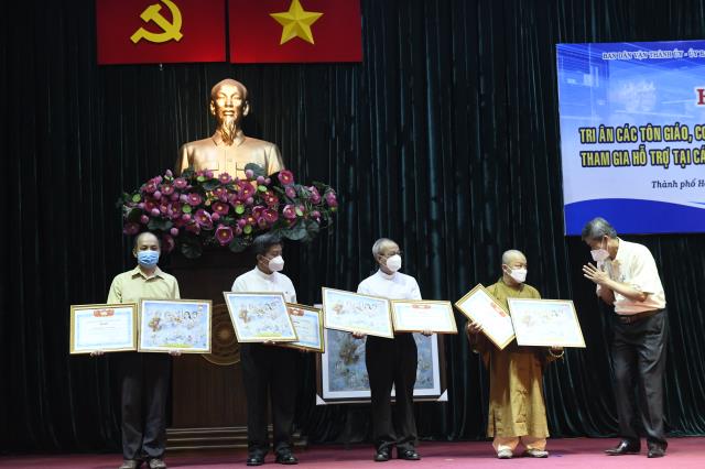 TT. Nhật Từ tham dự Hội nghị Tri ân các tôn giáo, cơ sở tôn giáo vận động tình nguyện viên hỗ trợ tại các bệnh viện điều trị bệnh nhân Covid-19