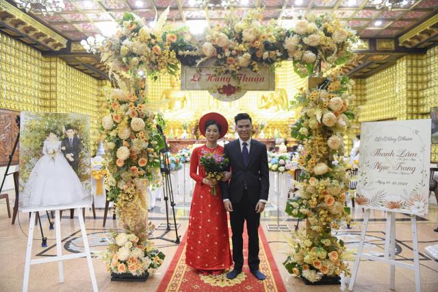 Chú rể Thanh Lâm (PD. Giác Ngộ) và cô dâu Ngọc Trang (PD. Chúc Nghiêm) nên nghĩa vợ chồng qua nghi thức hằng thuận