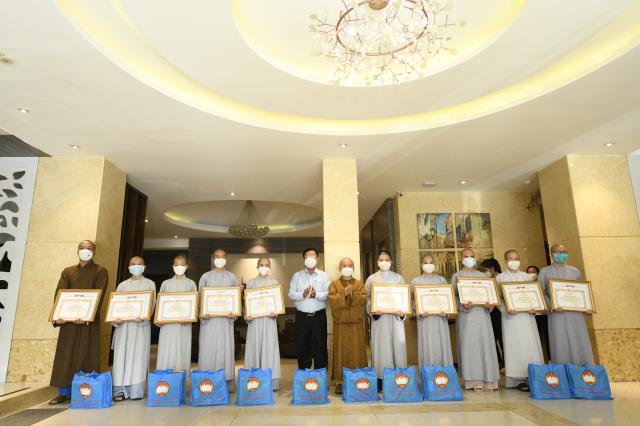 Đón 21 tình nguyện viên Phật giáo hoàn thành nhiệm vụ tại Bệnh viện Hồi phục Covid-19