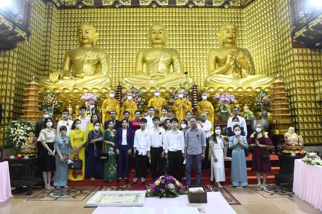 Chú rể Minh Tiến (PD. Minh Dũng) và cô dâu Ngân Trinh mở cửa hôn nhân từ lễ hằng thuận