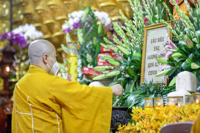 Chùa Giác Ngộ thắp nến tưởng niệm hơn 23.000 nạn nhân đã mất vì Covid-19