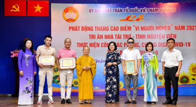 Quỹ ĐPNN - Chùa Giác Ngộ đóng góp 100 triệu đồng vào Quỹ “Vì người nghèo” năm 2021 của UBMTTQVN Q.10