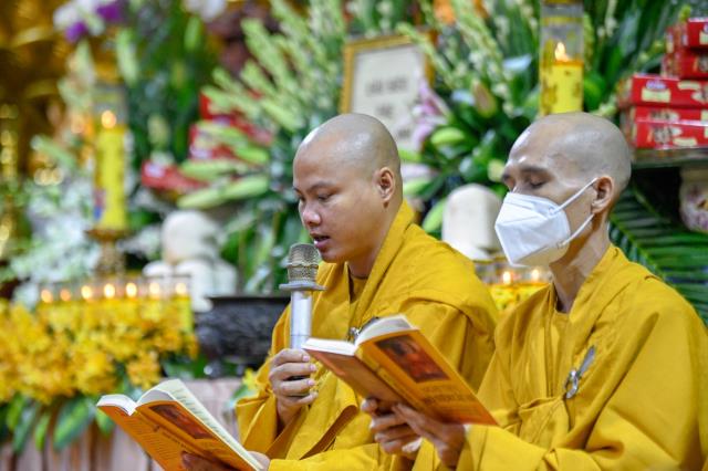 Chùa Giác Ngộ thắp nến tưởng niệm hơn 23.000 nạn nhân đã mất vì Covid-19
