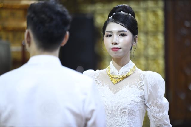 Chú rể Minh Tiến (PD. Minh Dũng) và cô dâu Ngân Trinh mở cửa hôn nhân từ lễ hằng thuận