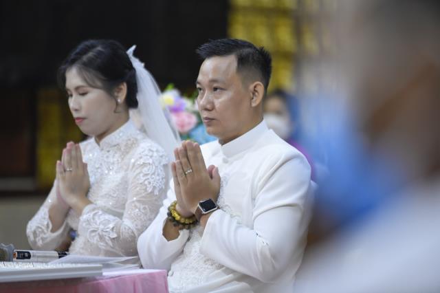 Trao nhẫn cho nhau trước điện Phật: Lễ hằng thuận của chú rể Văn Hoàn (PD. Thiên Tâm) và cô dâu Quỳnh Hoa (PD. Diệu Thiện)