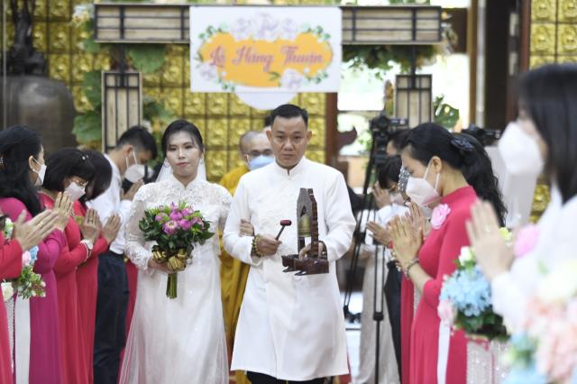 Trao nhẫn cho nhau trước điện Phật: Lễ hằng thuận của chú rể Văn Hoàn (PD. Thiên Tâm) và cô dâu Quỳnh Hoa (PD. Diệu Thiện)
