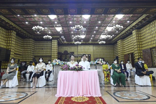 Chú rể Minh Tiến (PD. Minh Dũng) và cô dâu Ngân Trinh mở cửa hôn nhân từ lễ hằng thuận