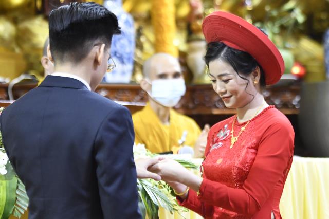 Chú rể Thanh Lâm (PD. Giác Ngộ) và cô dâu Ngọc Trang (PD. Chúc Nghiêm) nên nghĩa vợ chồng qua nghi thức hằng thuận