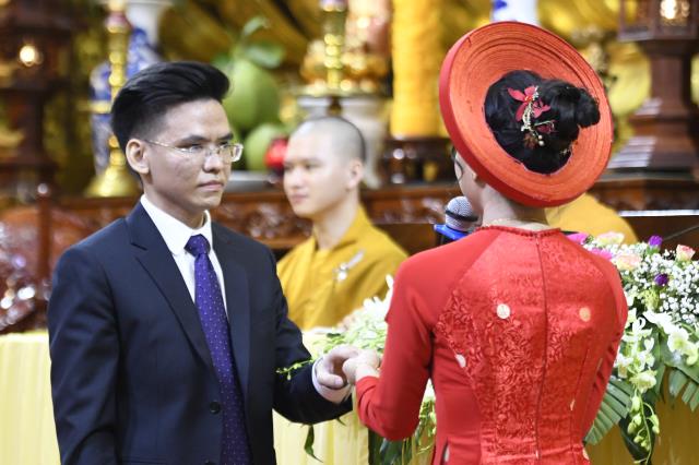 Chú rể Thanh Lâm (PD. Giác Ngộ) và cô dâu Ngọc Trang (PD. Chúc Nghiêm) nên nghĩa vợ chồng qua nghi thức hằng thuận