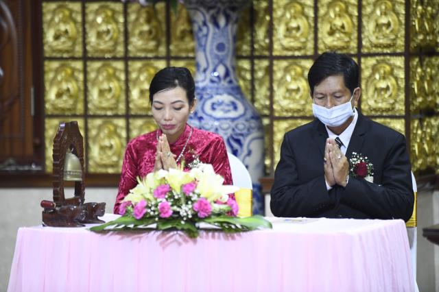 Chú rể Minh Tiến (PD. Minh Dũng) và cô dâu Ngân Trinh mở cửa hôn nhân từ lễ hằng thuận