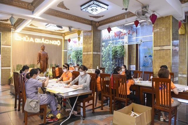 Cuối tuần trở về chùa phụng sự cho hoạt động chào mừng năm mới