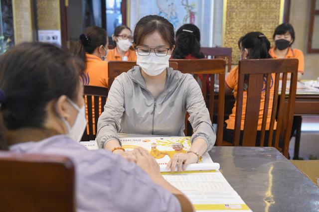 Cuối tuần trở về chùa phụng sự cho hoạt động chào mừng năm mới