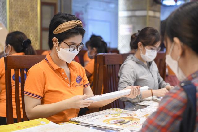 Cuối tuần trở về chùa phụng sự cho hoạt động chào mừng năm mới