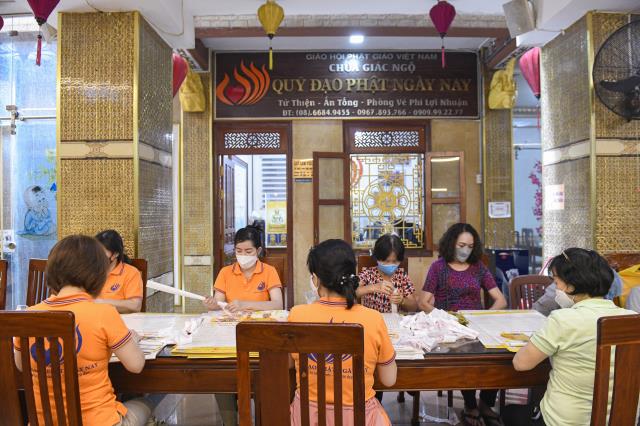 Cuối tuần trở về chùa phụng sự cho hoạt động chào mừng năm mới
