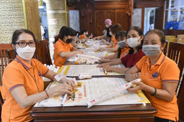 Cuối tuần trở về chùa phụng sự cho hoạt động chào mừng năm mới