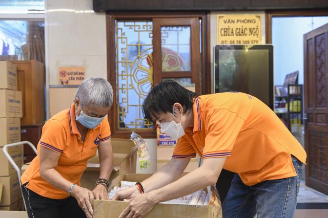 Cuối tuần trở về chùa phụng sự cho hoạt động chào mừng năm mới