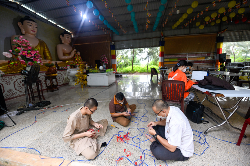 Buổi trần thiết trong sương sớm