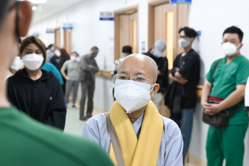 50 tình nguyện viên Phật giáo tham gia chống dịch tại Bệnh viện Hồi sức Covid-19
