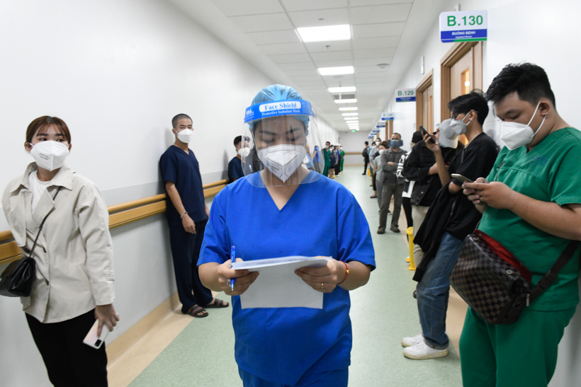 50 tình nguyện viên Phật giáo tham gia chống dịch tại Bệnh viện Hồi sức Covid-19