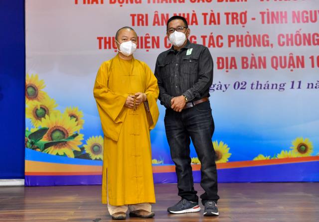 Quỹ ĐPNN - Chùa Giác Ngộ đóng góp 100 triệu đồng vào Quỹ “Vì người nghèo” năm 2021 của UBMTTQVN Q.10
