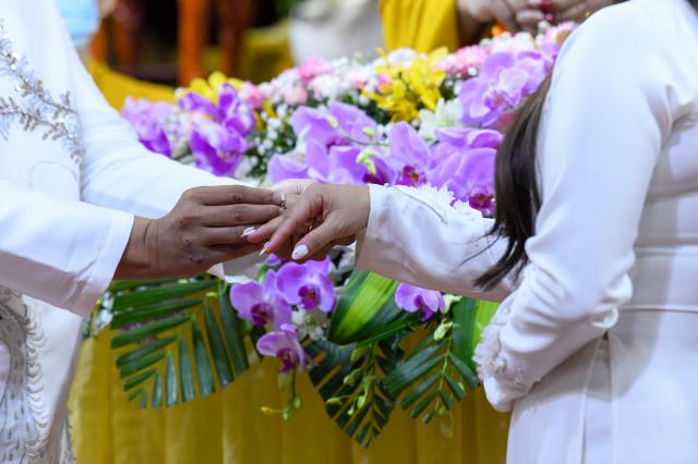Chú rể Tấn Trung và cô dâu Phương Oanh tiến tới hôn nhân bằng nghi thức hằng thuận