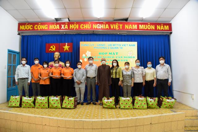 Trao quà yêu thương cho ngày Tết thêm đong đầy
