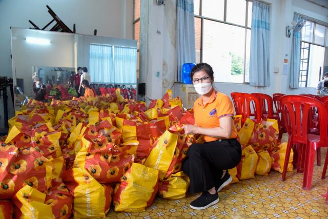 Trao quà yêu thương cho ngày Tết thêm đong đầy