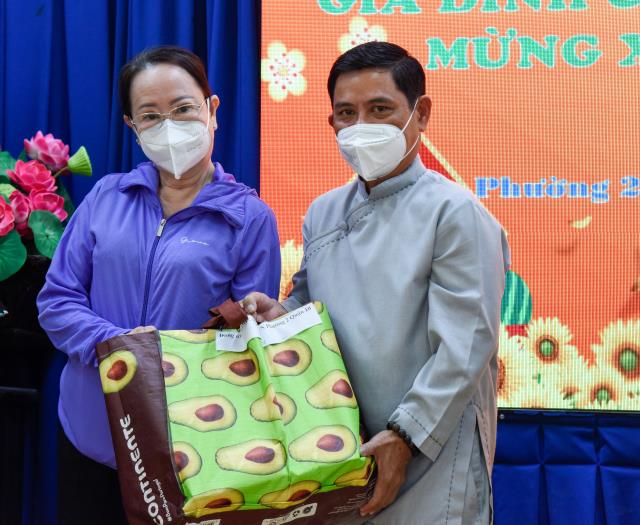 Trao quà yêu thương cho ngày Tết thêm đong đầy