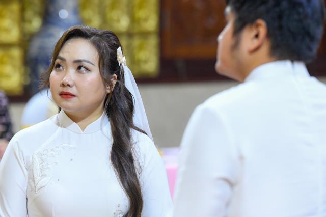 Chú rể Tấn Trung và cô dâu Phương Oanh tiến tới hôn nhân bằng nghi thức hằng thuận