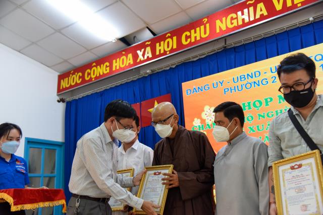 Trao quà yêu thương cho ngày Tết thêm đong đầy