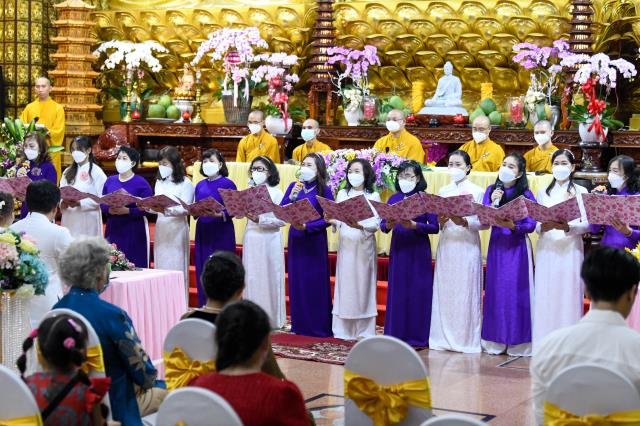 Chú rể Tấn Trung và cô dâu Phương Oanh tiến tới hôn nhân bằng nghi thức hằng thuận