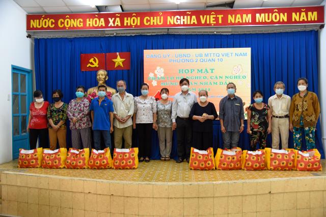 Trao quà yêu thương cho ngày Tết thêm đong đầy