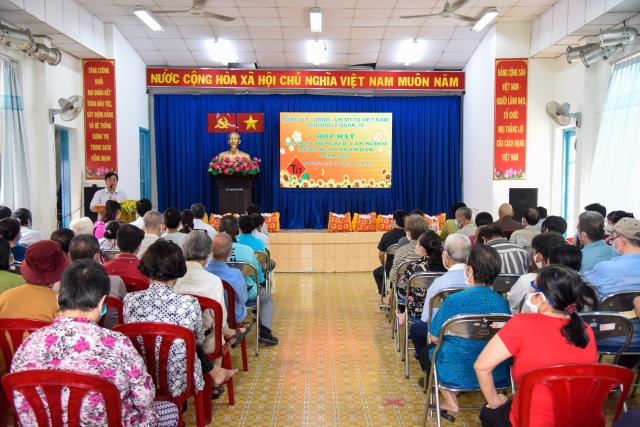 Trao quà yêu thương cho ngày Tết thêm đong đầy