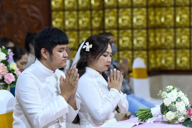 Chú rể Tấn Trung và cô dâu Phương Oanh tiến tới hôn nhân bằng nghi thức hằng thuận