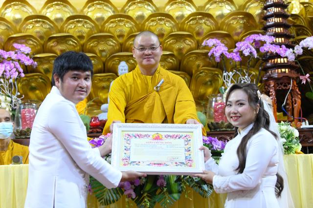 Chú rể Tấn Trung và cô dâu Phương Oanh tiến tới hôn nhân bằng nghi thức hằng thuận